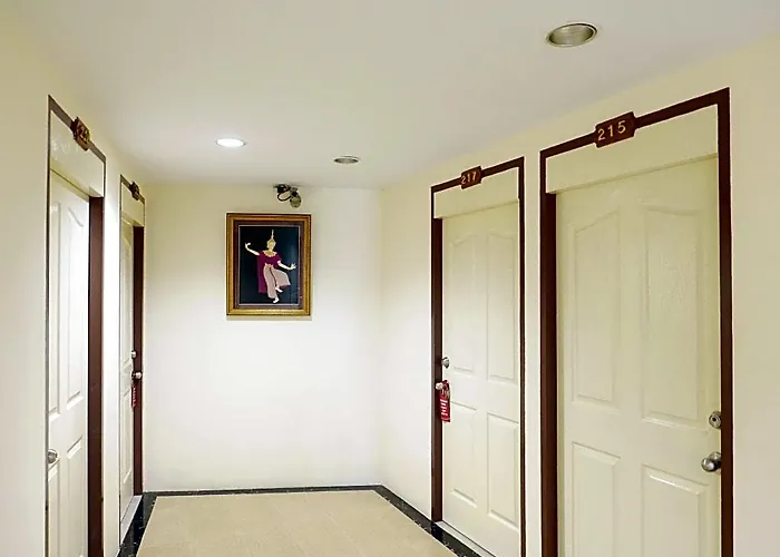 Rambuttri House Hotel 2*