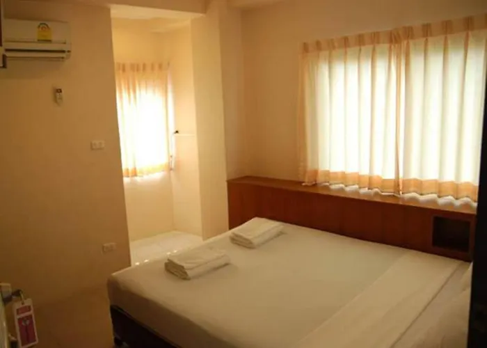 Rambuttri House Hotel